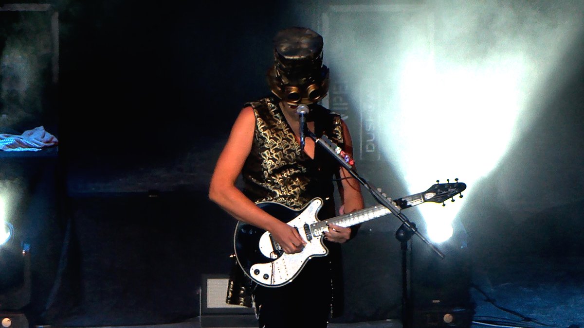 tuweb_tv's tweet photo. 🖨▶️ Unrisen Queen regresó a San Javier con su tributo al grupo británico Queen, con un exitoso show en el que contó con la participación de artistas internacionales invitados en el primer “U.Q. Fest Mar Menor” que acoge el Auditorio Parque Almansa. 22.00h #ActualidadInformativo https://t.co/6nH9svDwTK