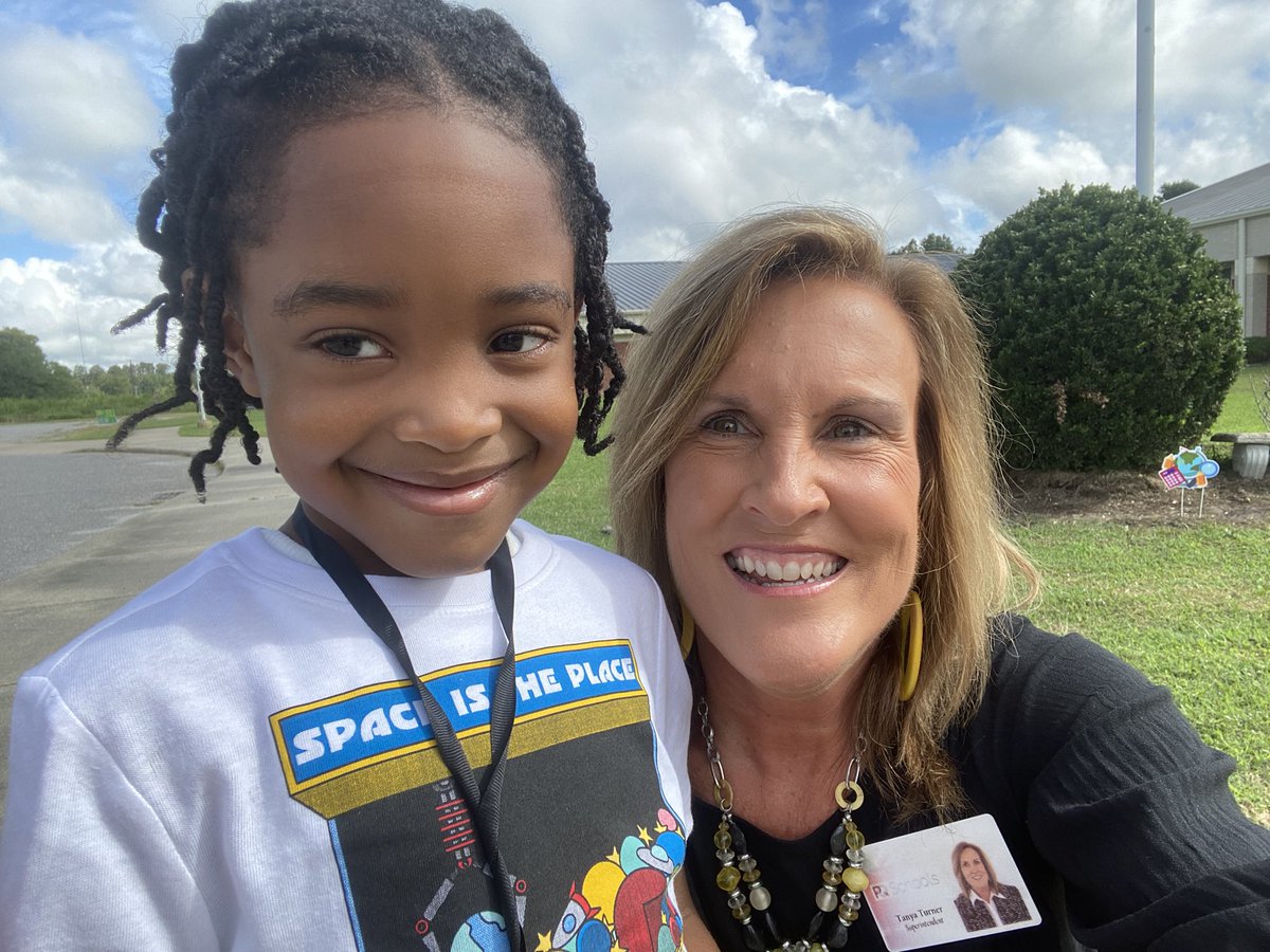 TanyaTturner's tweet photo. The superintendent loves selfies with the Turtles! Welcome back PCS! PQ Proud! @pqschools #EveryChildEveryChanceEveryDay #BeTheOne https://t.co/PYwQiM4sM6