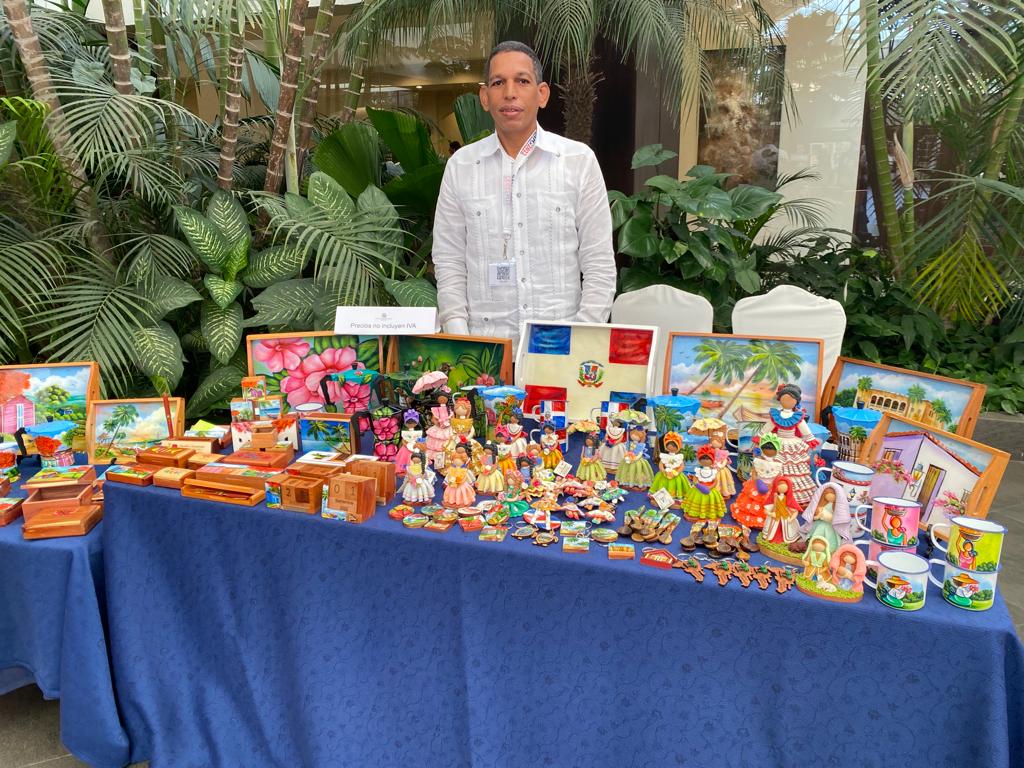 fedarte02's tweet photo. Exhibición de Artesanía Dominicana en la Semana Dominicana en Guatemala. #Fodearte
#EmbajadaenGustemala
#Artesanos https://t.co/95O5WmvzUP
