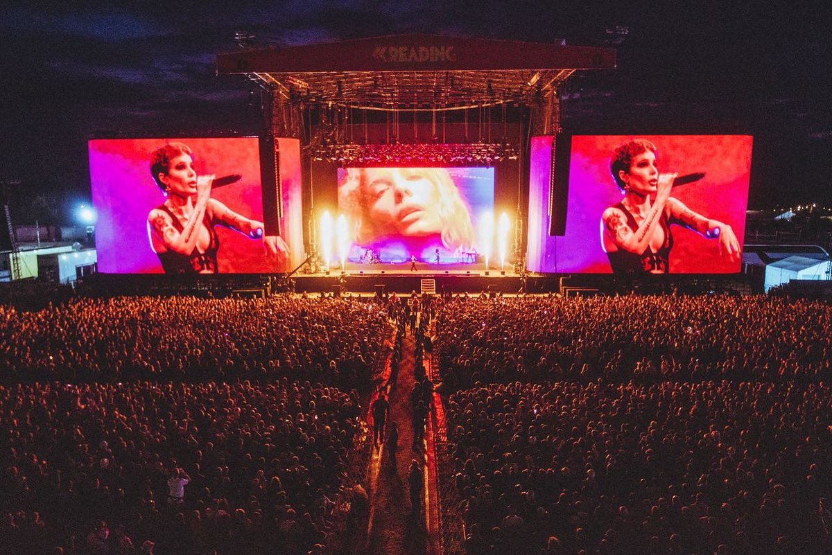 OfficialRandL's tweet photo. Your Sunday Reading main stage west headliner 😍 @halsey 

#RandL22 https://t.co/YWETJMcPmO