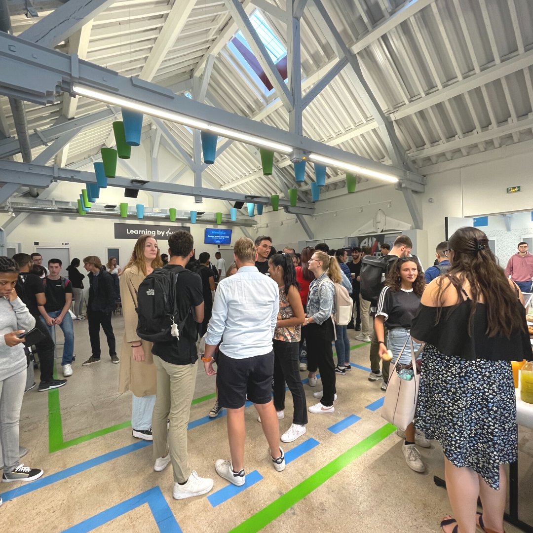 esiea_school's tweet photo. C'est la #rentrée pour nos #4A sur les campus d'#IvrysurSeine et #Laval !🤓

Bienvenue à nos #esiearques, et bonne rentrée !🤩

#weareesiea https://t.co/ISx7fUcSPj