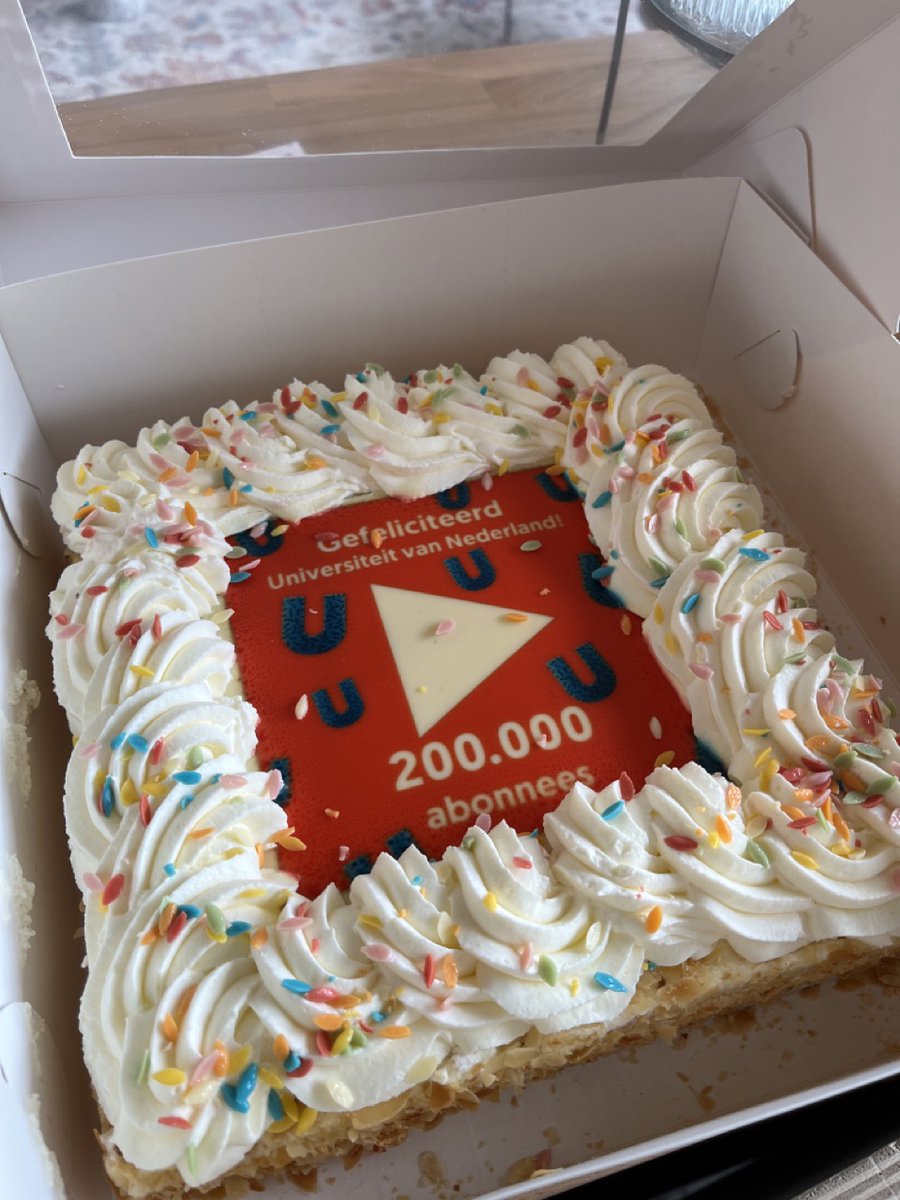 UniversiteitNL's tweet photo. Jaaaa!!! Bedankt lieve kijkers. Dankzij jullie hebben we nu meer dan 200.000 abonnees op YouTube 🙌 Daar zijn we trots op. Hoe meer mensen onze Wetenschappers zien hoe leuker wij het vinden. Nog geen abonnee? Check ons Youtube-kanaal. https://t.co/oWTEh072bz https://t.co/aVuGiP0uM3