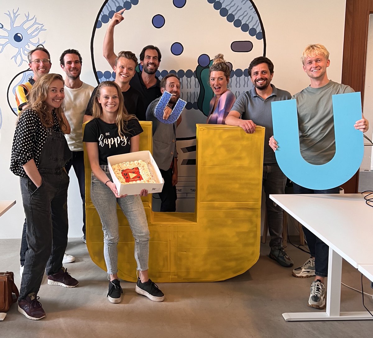 UniversiteitNL's tweet photo. Jaaaa!!! Bedankt lieve kijkers. Dankzij jullie hebben we nu meer dan 200.000 abonnees op YouTube 🙌 Daar zijn we trots op. Hoe meer mensen onze Wetenschappers zien hoe leuker wij het vinden. Nog geen abonnee? Check ons Youtube-kanaal. https://t.co/oWTEh072bz https://t.co/aVuGiP0uM3