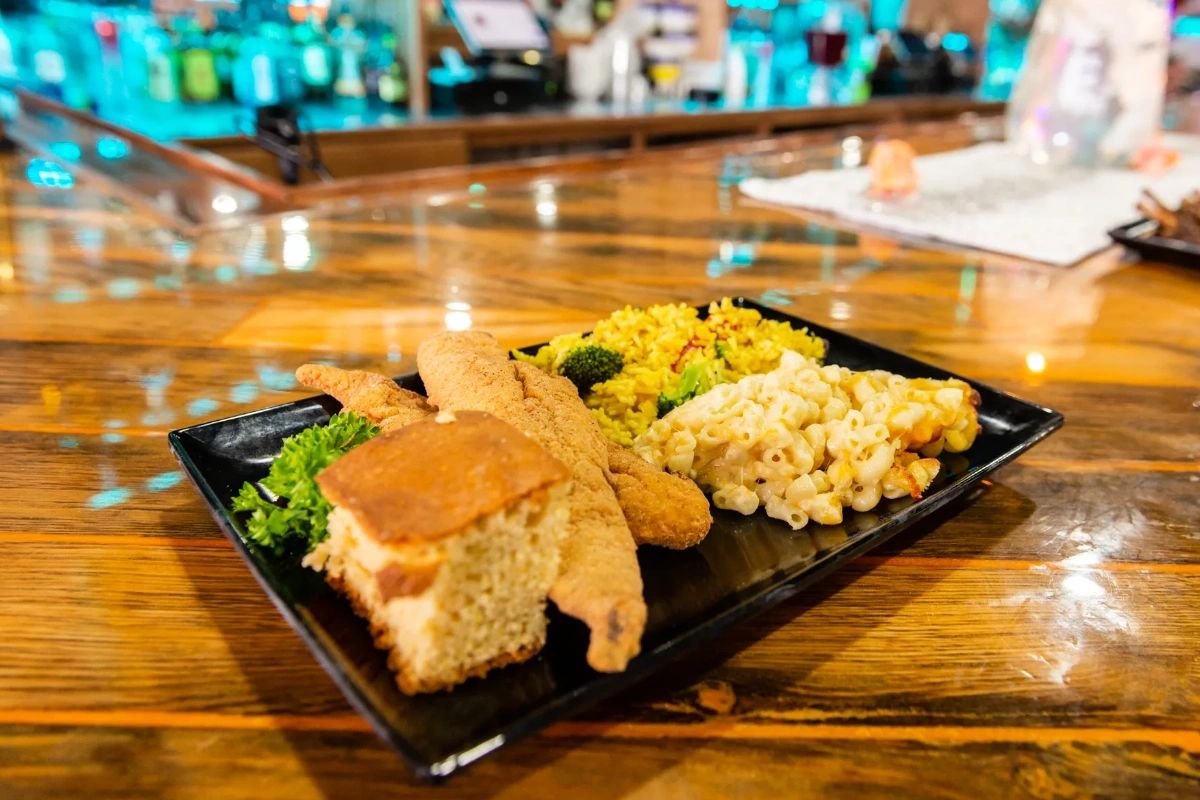 Akingscafe218's tweet photo. Have friends in town this week? Bring them our way for dinner so they can experience what #Philadelphia is all about. #brunch #PhillyFoodie #SportsLounge #uptown https://t.co/CgqKPugRS3