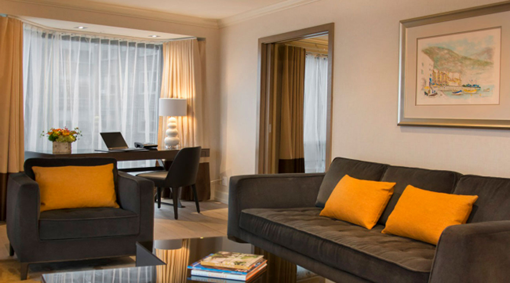 innatthemarket's tweet photo. Featuring luxury beds, impeccable views and extra space, our hotel rooms are perfect for couples, families and groups! #hotelpromos https://t.co/1UGYOBiofQ https://t.co/KnHzGgqz9P
