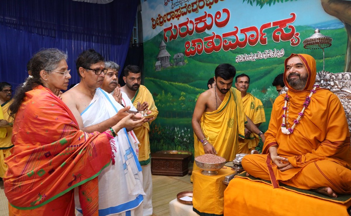 ShankaraPeetha's tweet photo. ಅಖಿಲ ಕರ್ನಾಟಕ ಬ್ರಾಹ್ಮಣ ಮಹಾಸಭಾದ ಅಧ್ಯಕ್ಷರಾದ ಶ್ರೀ ಅಶೋಕ ಹಾರನಹಳ್ಳಿ ಇವರು ಇಂದು #ಗುರುಕುಲ_ಚಾತುರ್ಮಾಸ್ಯ ದ ಸುಸಂದರ್ಭದಲ್ಲಿ ಪಾದಪೂಜೆಯನ್ನು ನೆರವೇರಿ��ಿ, ಶ್ರೀಪೂಜೆಯಲ್ಲಿ ಹಾಗೂ ಧರ್ಮಸಭೆಯಲ್ಲಿ ಉಪಸ್ಥಿತರಿದ್ದು ಶ್ರೀಸಂಸ್ಥಾನದವರಿಂದ ಆಶೀರ್ವಾದವನ್ನು ಪಡೆದರು.

@haranahalli https://t.co/gUtKlVji6F