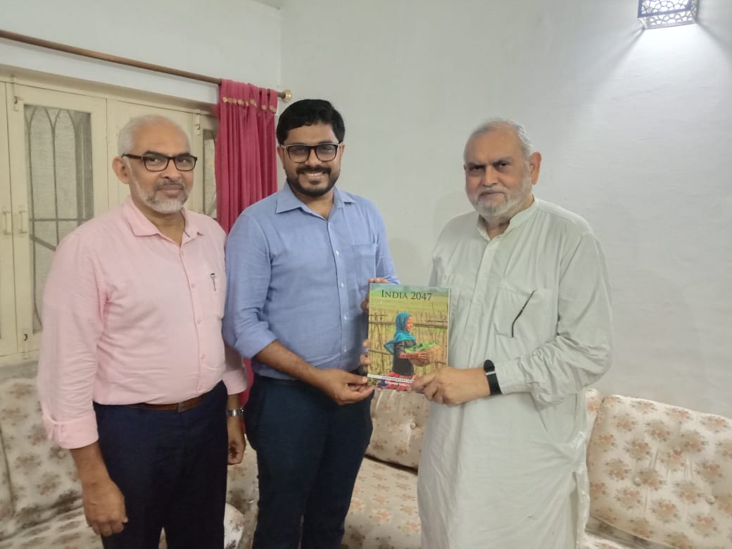 eiffoundation's tweet photo. 𝐈𝐧𝐝𝐢𝐚 𝟐𝟎𝟒𝟕: 𝐄𝐦𝐩𝐨𝐰𝐞𝐫𝐢𝐧𝐠 𝐭𝐡𝐞 𝐏𝐞𝐨𝐩𝐥𝐞; 𝐒𝐮𝐩𝐩𝐥𝐞𝐦𝐞𝐧𝐭𝐚𝐫𝐲 𝐄𝐝𝐢𝐭𝐢𝐨𝐧 𝟐𝟎𝟐𝟏
Mohamed Shaffeeq CEO EIF hands over a copy of Supplementary Edition – 2021 to Zafarul Islam Khan &amp; Kamal Faruqi, former Chairmen of DMC Faiz Mohammed also was present https://t.co/K1LFOkKwTm