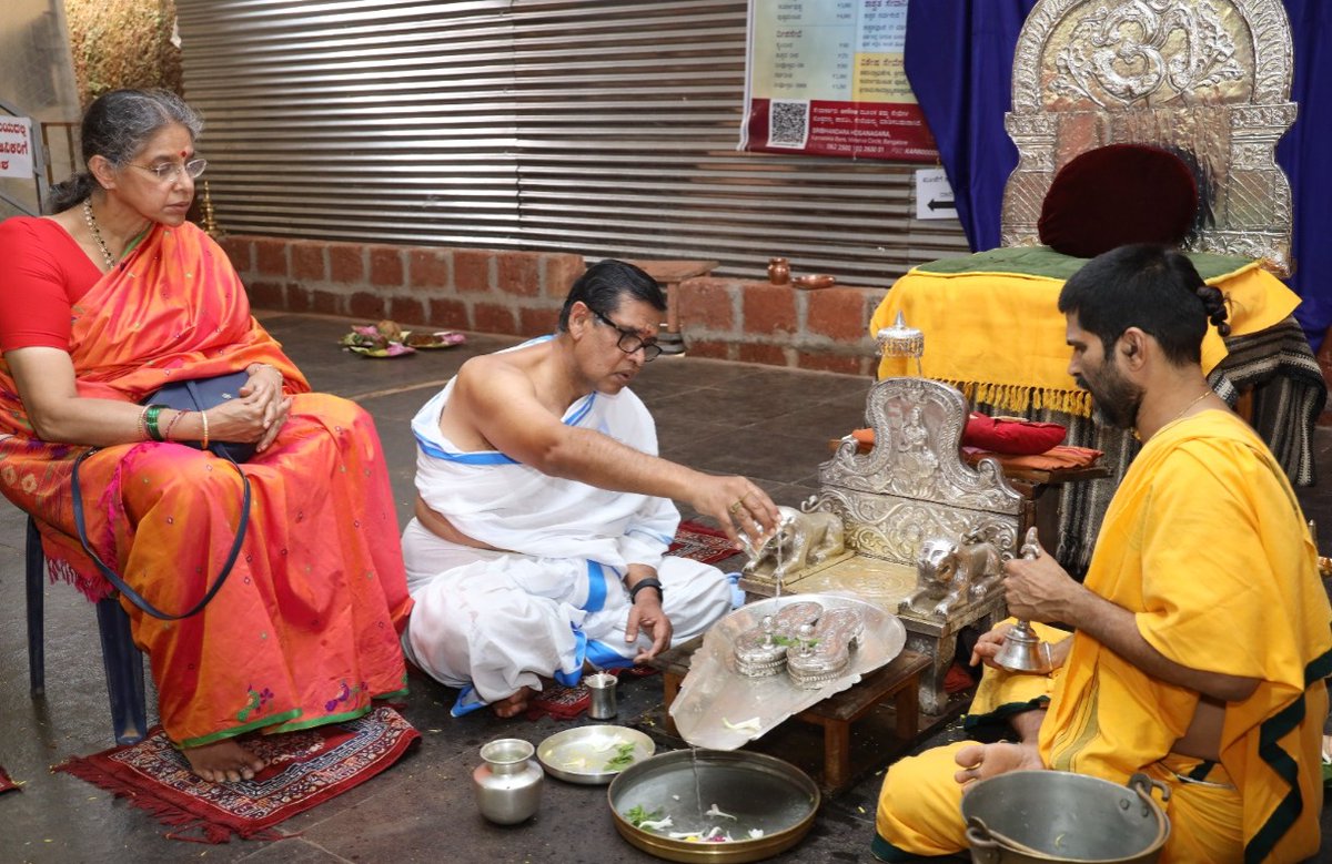 ShankaraPeetha's tweet photo. ಅಖಿಲ ಕರ್ನಾಟಕ ಬ್ರಾಹ್ಮಣ ಮಹಾಸಭಾದ ಅಧ್ಯಕ್ಷರಾದ ಶ್ರೀ ಅಶೋಕ ಹಾರನಹಳ್ಳಿ ಇವರು ಇಂದು #ಗುರುಕುಲ_ಚಾತುರ್ಮಾಸ್ಯ ದ ಸುಸಂದರ್ಭದಲ್ಲಿ ಪಾದಪೂಜೆಯನ್ನು ನೆರವೇರಿ��ಿ, ಶ್ರೀಪೂಜೆಯಲ್ಲಿ ಹಾಗೂ ಧರ್ಮಸಭೆಯಲ್ಲಿ ಉಪಸ್ಥಿತರಿದ್ದು ಶ್ರೀಸಂಸ್ಥಾನದವರಿಂದ ಆಶೀರ್ವಾದವನ್ನು ಪಡೆದರು.

@haranahalli https://t.co/gUtKlVji6F