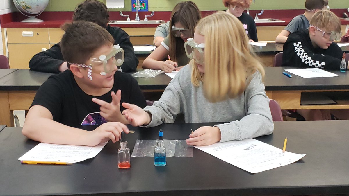 RiedelSCIENCE's tweet photo. @MMS_WOLVES scientists at work! #fcps1kidsdeserveit #FCPS1sails @correllscience @jwmiller52 #MMSscience https://t.co/1y2lS88dPH