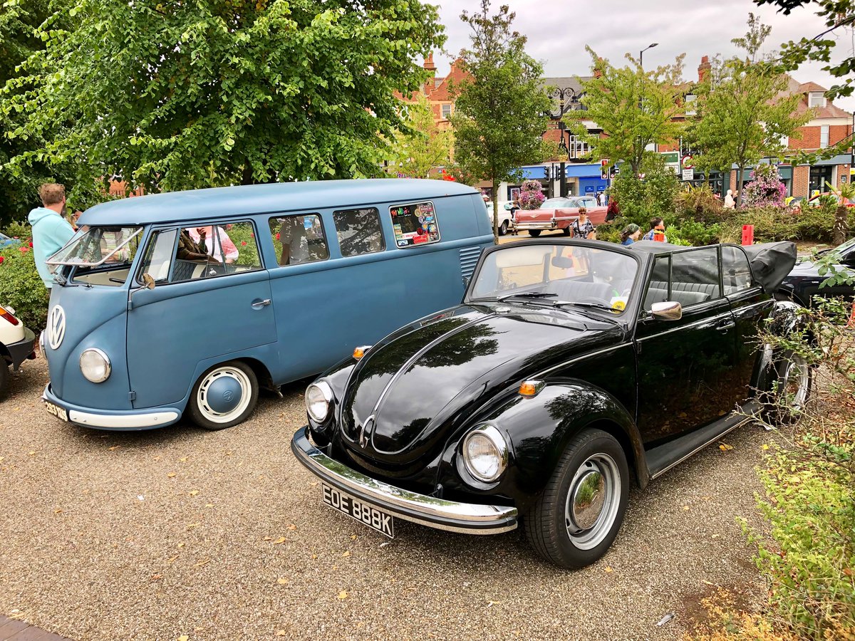 SimonGBrooks's tweet photo. A great morning at the ‘All Saints Classic Car Show’ in Kings Heath, Birmingham 🚙 Really enjoyed it!

Great atmosphere, music, turnout of locals and cars on display!

#KingsHeath #EnjoyKingsHeath #ClassicCars #ClassicCarShow https://t.co/jwZlggpHZT