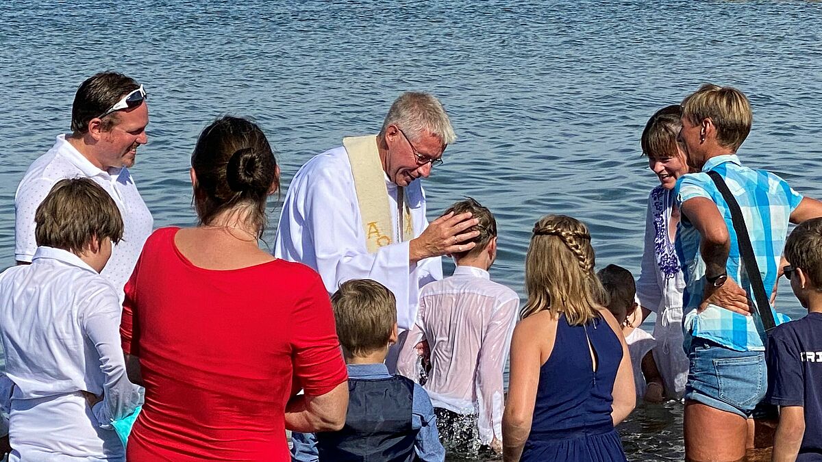 Was für ein Tag: Mehr als 2500 Gäste haben am Sonnabend am Strand von #Eckernförde ein großes #Tauffest gefeiert. Am Südstrand wurden rund 200 Menschen getauft <a href="/Kirche_RD_ECK/">Ev.-Luth. Kirchenkreis Rendsburg-Eckernförde</a>. 🙌 nordkirche.de/nachrichten/na…