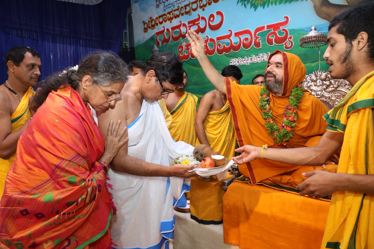 ShankaraPeetha's tweet photo. ಅಖಿಲ ಕರ್ನಾಟಕ ಬ್ರಾಹ್ಮಣ ಮಹಾಸಭಾದ ಅಧ್ಯಕ್ಷರಾದ ಶ್ರೀ ಅಶೋಕ ಹಾರನಹಳ್ಳಿ ಇವರು ಇಂದು #ಗುರುಕುಲ_ಚಾತುರ್ಮಾಸ್ಯ ದ ಸುಸಂದರ್ಭದಲ್ಲಿ ಪಾದಪೂಜೆಯನ್ನು ನೆರವೇರಿ��ಿ, ಶ್ರೀಪೂಜೆಯಲ್ಲಿ ಹಾಗೂ ಧರ್ಮಸಭೆಯಲ್ಲಿ ಉಪಸ್ಥಿತರಿದ್ದು ಶ್ರೀಸಂಸ್ಥಾನದವರಿಂದ ಆಶೀರ್ವಾದವನ್ನು ಪಡೆದರು.

@haranahalli https://t.co/gUtKlVji6F