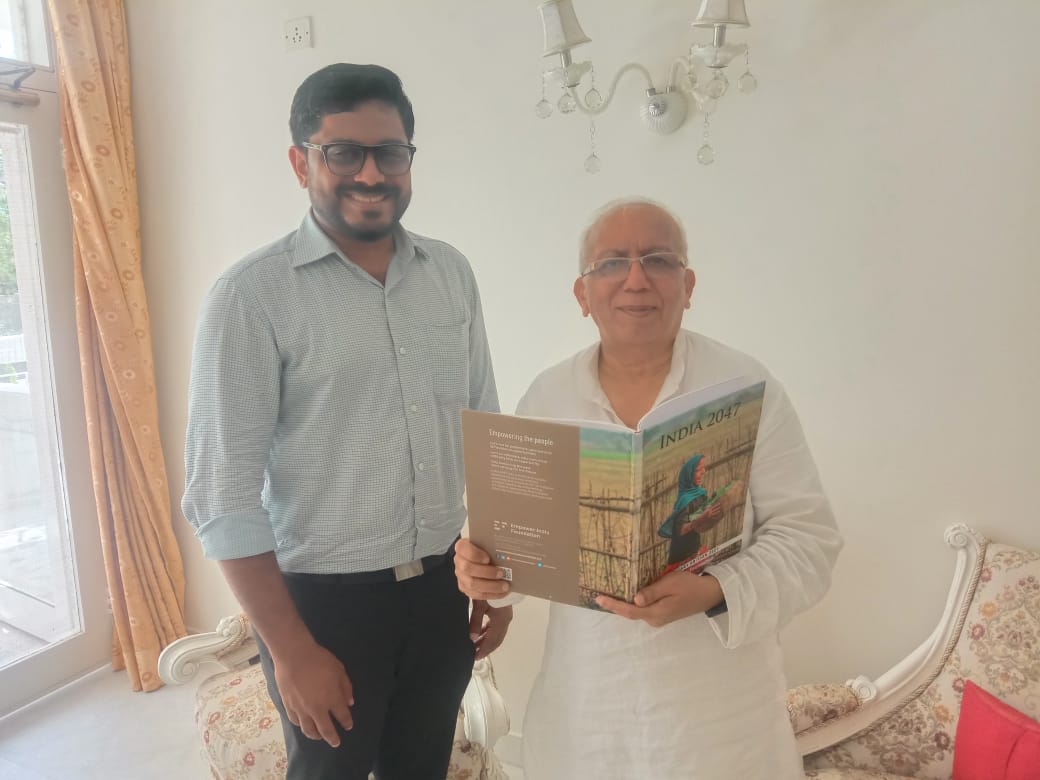 eiffoundation's tweet photo. 𝐈𝐧𝐝𝐢𝐚 𝟐𝟎𝟒𝟕: 𝐄𝐦𝐩𝐨𝐰𝐞𝐫𝐢𝐧𝐠 𝐭𝐡𝐞 𝐏𝐞𝐨𝐩𝐥𝐞; 𝐒𝐮𝐩𝐩𝐥𝐞𝐦𝐞𝐧𝐭𝐚𝐫𝐲 𝐄𝐝𝐢𝐭𝐢𝐨𝐧 𝟐𝟎𝟐𝟏
Mohamed Shaffeeq CEO EIF hands over a copy of Supplementary Edition – 2021 to Zafarul Islam Khan &amp; Kamal Faruqi, former Chairmen of DMC Faiz Mohammed also was present https://t.co/K1LFOkKwTm