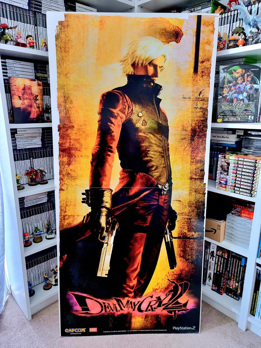 New addition to the collection. Devil May Cry 2 shop standee. This is the UK version from 2003.

The game may not have lived up to expectations but that doesn’t detract from the Dante design. It’s one of the best imo. Love that it appeared in Shin Megami Tensei III as well 👌🏼