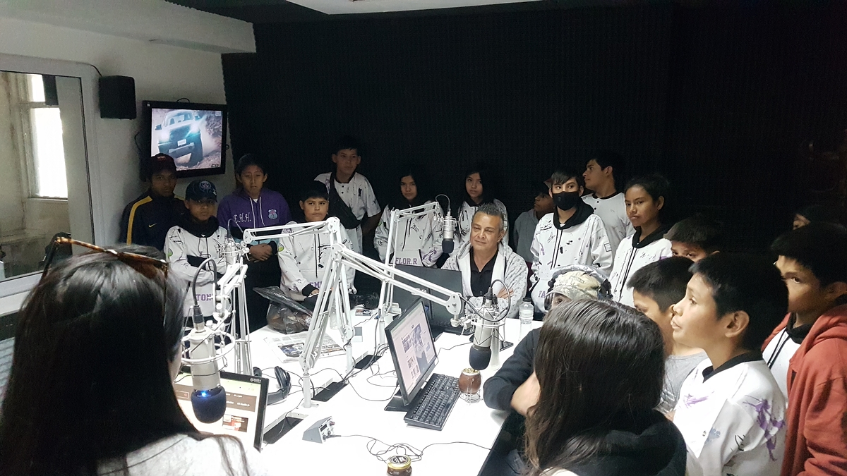 RadioSaltaAM840's tweet photo. #RadioSalta
Nos visitan chicos de séptimo grado de la Escuela 4847 Washington Joffre Tejerina Rodas, de la ciudad de Aguaray. Llegaron esta mañana en gira de estudios, entre otras actividades conocieron la radio y el complejo editorial de diario El Tribuno https://t.co/jTbX7QmDcR