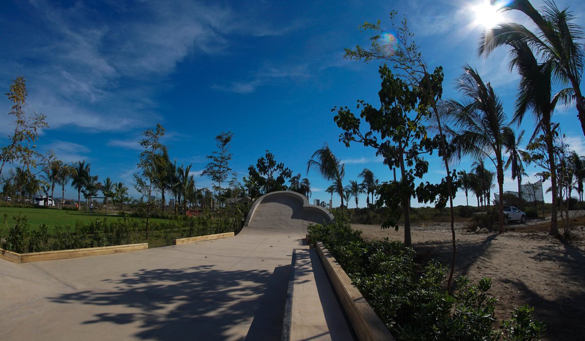 Heart Park un park ubicado en una playa desierta. 
Le guardamos un especial cariño por el reto que representó. Ubicado en las inmediaciones de la Playa Chalacatepec, en Costalegre, Jalisco.
Se construyó en armonía con su entorno, está enfocado para incentivar nuevos patinadores.