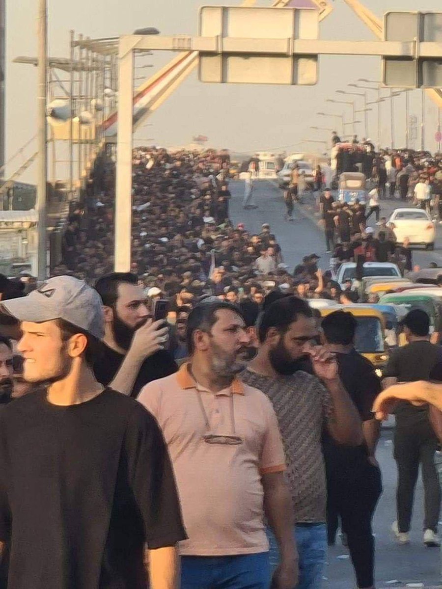 Shakwmakw's tweet photo. الزحف الجماهيري يستمر نحو المنطقة الخضراء، رغم استخدام المليشيات الرصاص حي لقمع الجماهير.

#شبكة_شكو_ماكو https://t.co/MGeTtslZBk