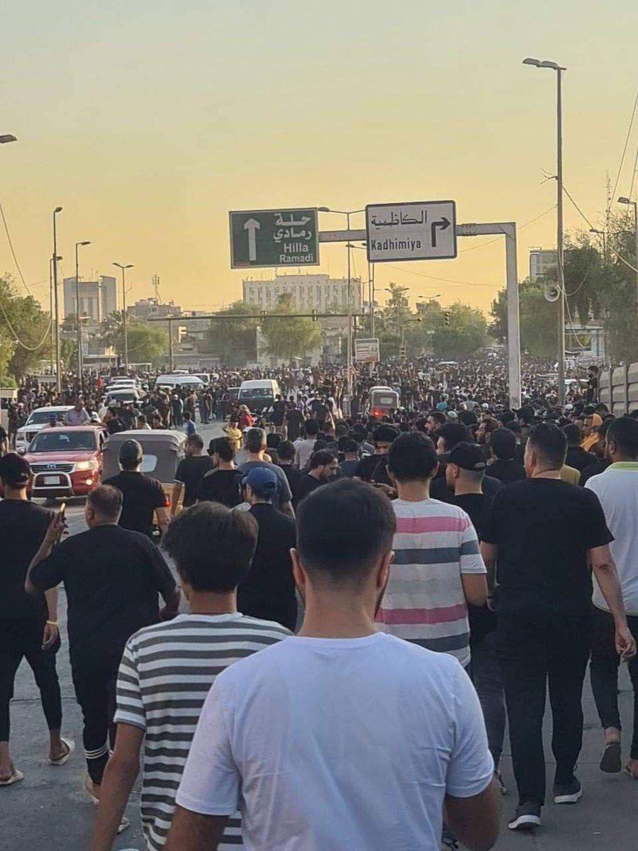 Shakwmakw's tweet photo. الزحف الجماهيري يستمر نحو المنطقة الخضراء، رغم استخدام المليشيات الرصاص حي لقمع الجماهير.

#شبكة_شكو_ماكو https://t.co/MGeTtslZBk