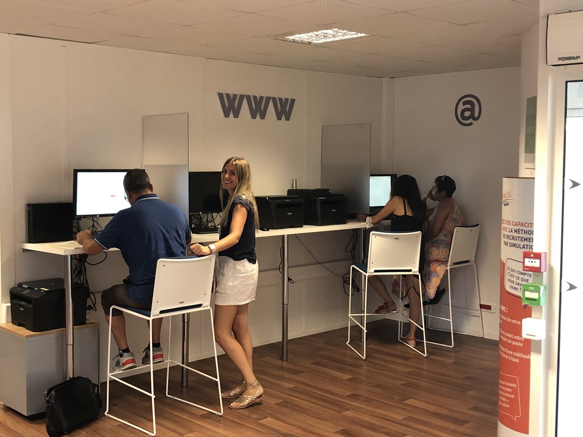 « Si vous devez envoyer un document à votre conseiller, comment faites vous ? ». Atelier « découverte numérique » au Pôle emploi de Vauvert cet après-midi : tour de table pour identifier le niveau d’autonomie, création d’équipes et mise en situation sur l’espace personnel.