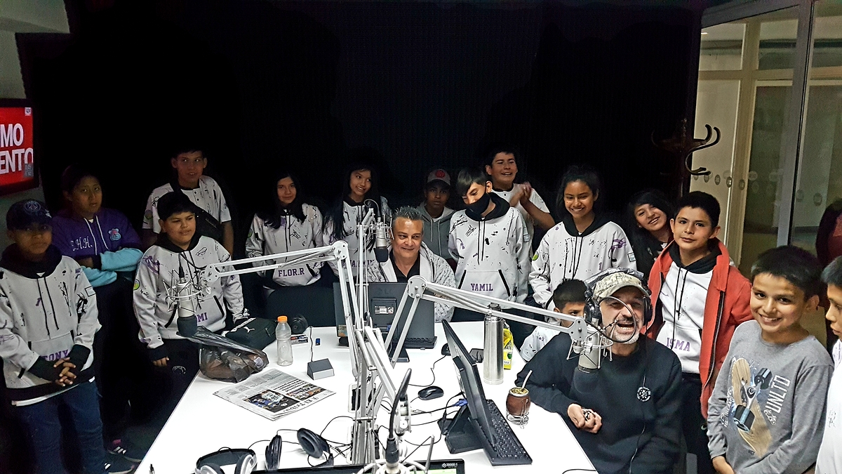 RadioSaltaAM840's tweet photo. #RadioSalta
Nos visitan chicos de séptimo grado de la Escuela 4847 Washington Joffre Tejerina Rodas, de la ciudad de Aguaray. Llegaron esta mañana en gira de estudios, entre otras actividades conocieron la radio y el complejo editorial de diario El Tribuno https://t.co/jTbX7QmDcR