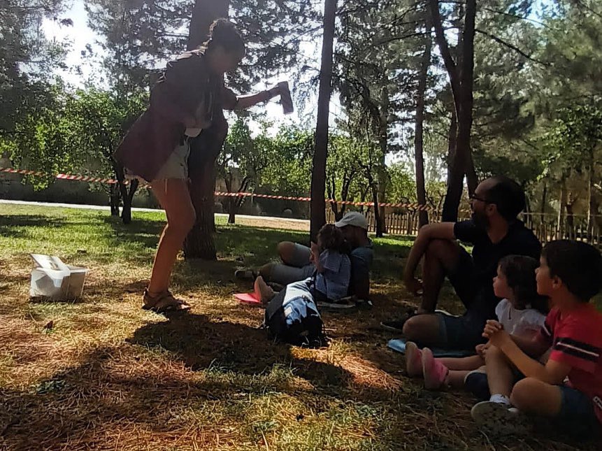 unpuntocurioso's tweet photo. Te levantas. Hay tormenta en #Salamanca. Graniza. Mucho. Parece que se va pasando. Llevas al parque y empiezas a preparar los cuentos. Pero no sabes si la tormenta volverá, si irá la gente. Aún así lo intentas…
https://t.co/gZDkNyXKVa
#airelibro
#culturalectora
@ciudadsaberes https://t.co/w1cCJ5EzoE