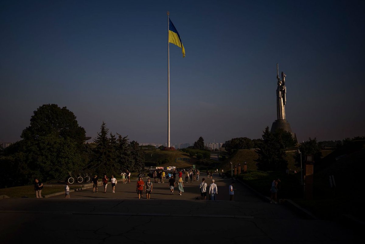 zav_raya's tweet photo. Action "Ukraine is united" took place in Kyiv. Activists stretched a 430-meter flag of Ukraine on a pedestrian bridge across the Dnieper, which symbolically unites both banks of the Dnieper and demonstrates a connection with the regions of the country that are under occupation. https://t.co/sh1dgvzxbo