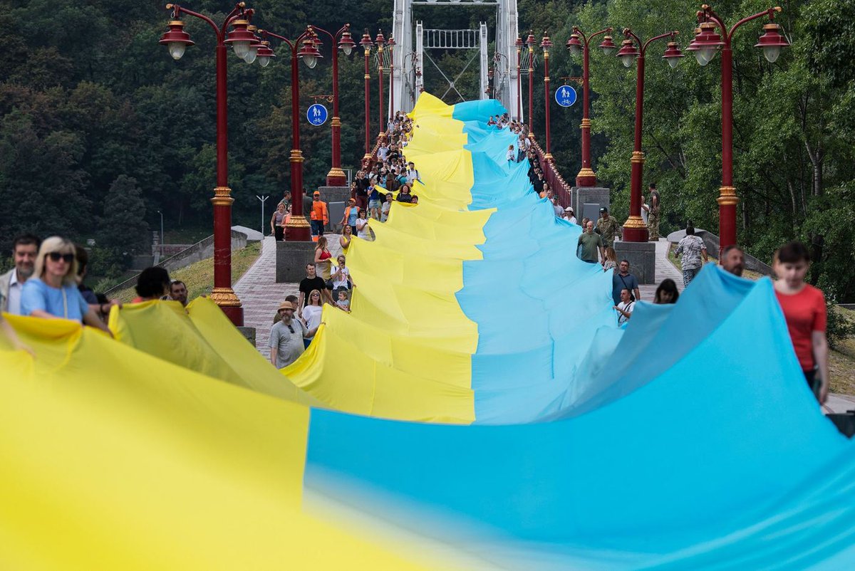 zav_raya's tweet photo. Action "Ukraine is united" took place in Kyiv. Activists stretched a 430-meter flag of Ukraine on a pedestrian bridge across the Dnieper, which symbolically unites both banks of the Dnieper and demonstrates a connection with the regions of the country that are under occupation. https://t.co/sh1dgvzxbo