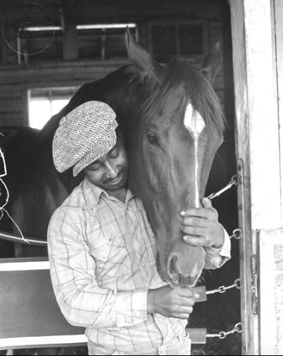 "Only way that horses win is if you sit there and spend time with 'em. Show 'em that you're tryin' to help 'em. Love 'em."  ~ Secretariat’s beloved groom Eddie Sweat, born on this date in 1939

Photo by Ray Woolfe.
#todaysbirthdays #EddieSweat #horselove #horsecare