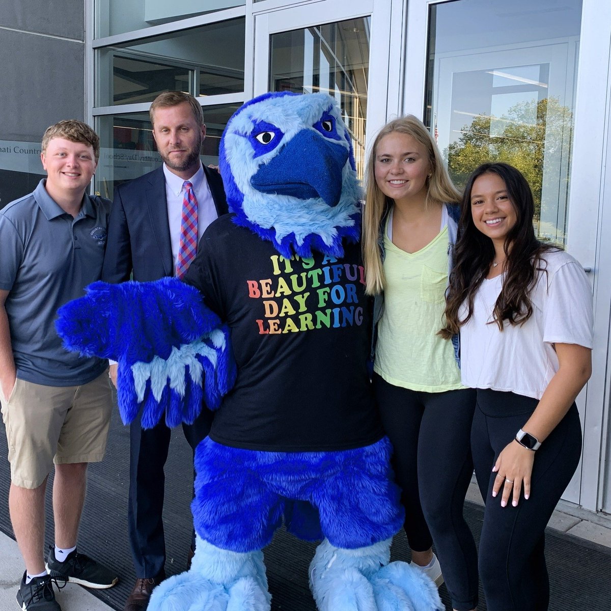 ABKellenberger's tweet photo. It's the 97th opening of school @ #WeAreCountryDay, and Nati's shirt says it best..."It's a beautiful DAY for learning!" https://t.co/uHmbLA3R80