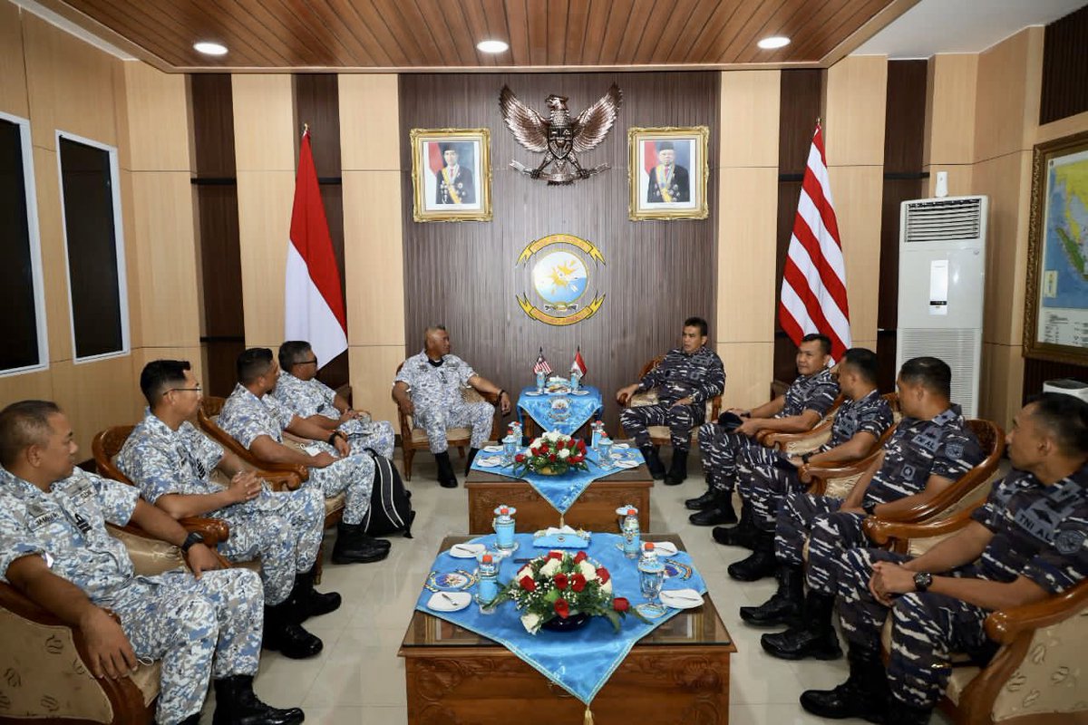 MPA_Barat's tweet photo. #ExMALINDOJAYA 26AB/22

Panglima Armada Barat, YBhg Laksamana Madya Datuk Abu Bakar bin Md Ajis melaksanakan Kunjungan Hormat ke atas PANGKORMADA II, Laksamana Muda @_TNIAL_ T.S.N.B Hutabarat di KOARMADA II hari ini.

@tldm_rasmi
@fmyeor
#NavyNews
#RPEX22
#DefenceDiplomacy https://t.co/k9qvVqNc8q