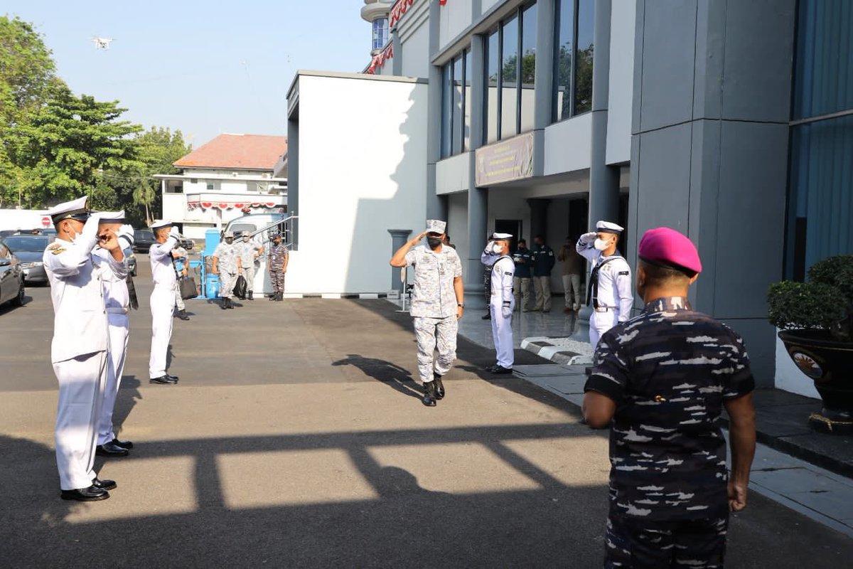 MPA_Barat's tweet photo. #ExMALINDOJAYA 26AB/22

Panglima Armada Barat, YBhg Laksamana Madya Datuk Abu Bakar bin Md Ajis melaksanakan Kunjungan Hormat ke atas PANGKORMADA II, Laksamana Muda @_TNIAL_ T.S.N.B Hutabarat di KOARMADA II hari ini.

@tldm_rasmi
@fmyeor
#NavyNews
#RPEX22
#DefenceDiplomacy https://t.co/k9qvVqNc8q