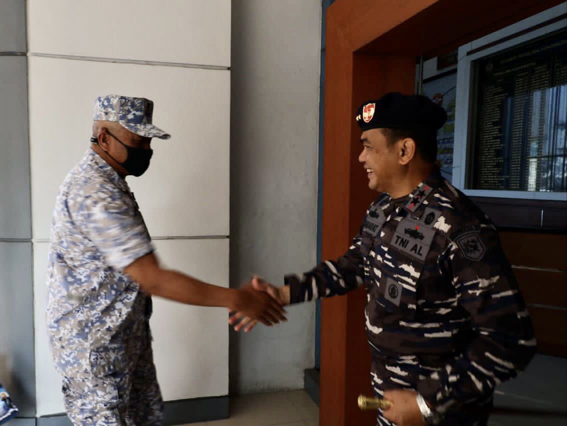 MPA_Barat's tweet photo. #ExMALINDOJAYA 26AB/22

Panglima Armada Barat, YBhg Laksamana Madya Datuk Abu Bakar bin Md Ajis melaksanakan Kunjungan Hormat ke atas PANGKORMADA II, Laksamana Muda @_TNIAL_ T.S.N.B Hutabarat di KOARMADA II hari ini.

@tldm_rasmi
@fmyeor
#NavyNews
#RPEX22
#DefenceDiplomacy https://t.co/k9qvVqNc8q