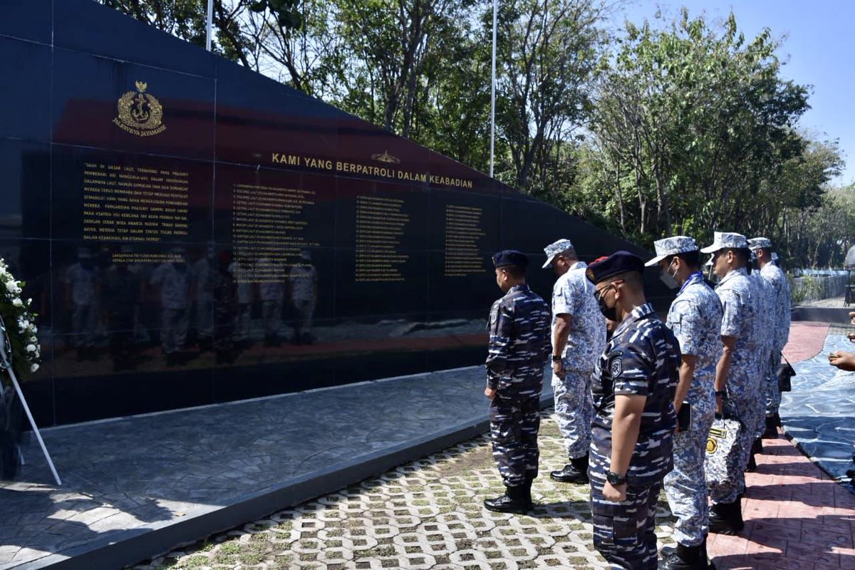 MPA_Barat's tweet photo. Eternal Patrol..

Delegasi @tldm_rasmi diberi kesempatan memberikan penghormatan terhadap 53 perwira KRI NANGGALA 402 di Tugu Monumen KRI NANGGALA 402.

@_TNIAL_
@fmyeor
#SolidaritiSerumpun
#ExMALINDOJAYA 26AB/22
#RPEX22 https://t.co/SzgsNOqWYW