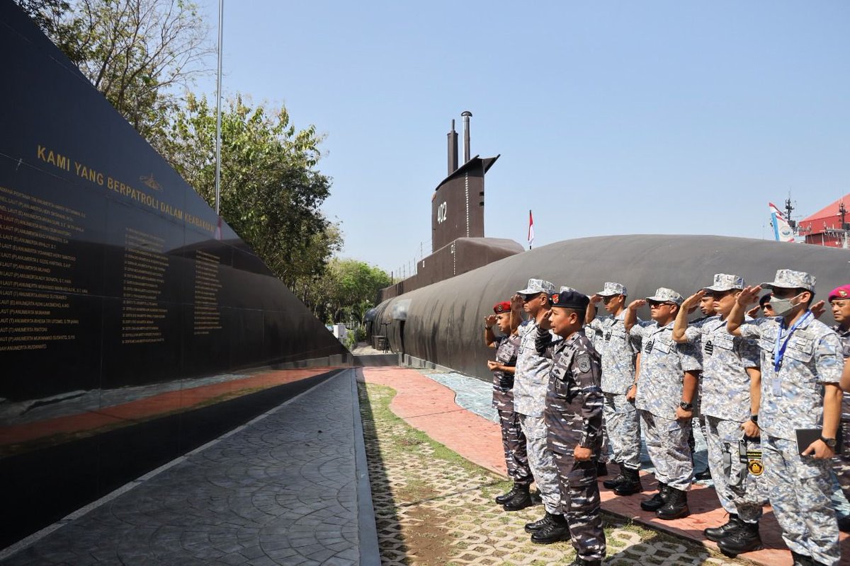 MPA_Barat's tweet photo. Eternal Patrol..

Delegasi @tldm_rasmi diberi kesempatan memberikan penghormatan terhadap 53 perwira KRI NANGGALA 402 di Tugu Monumen KRI NANGGALA 402.

@_TNIAL_
@fmyeor
#SolidaritiSerumpun
#ExMALINDOJAYA 26AB/22
#RPEX22 https://t.co/SzgsNOqWYW