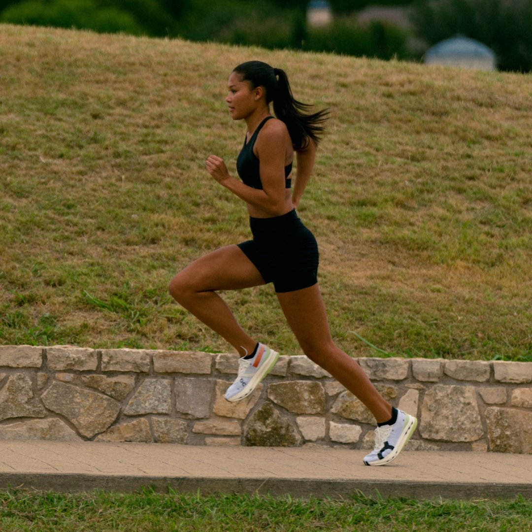 on_running's tweet image. Top talent alert 🚨 

800m runner @aaliyahmiller28 is the latest addition to the On family – welcome Aaliyah! 

🥇 2021 NCAA indoor 800m champion 
 👑 Second-fastest indoor collegiate of all time
 🌎 World U20 Silver Medalist