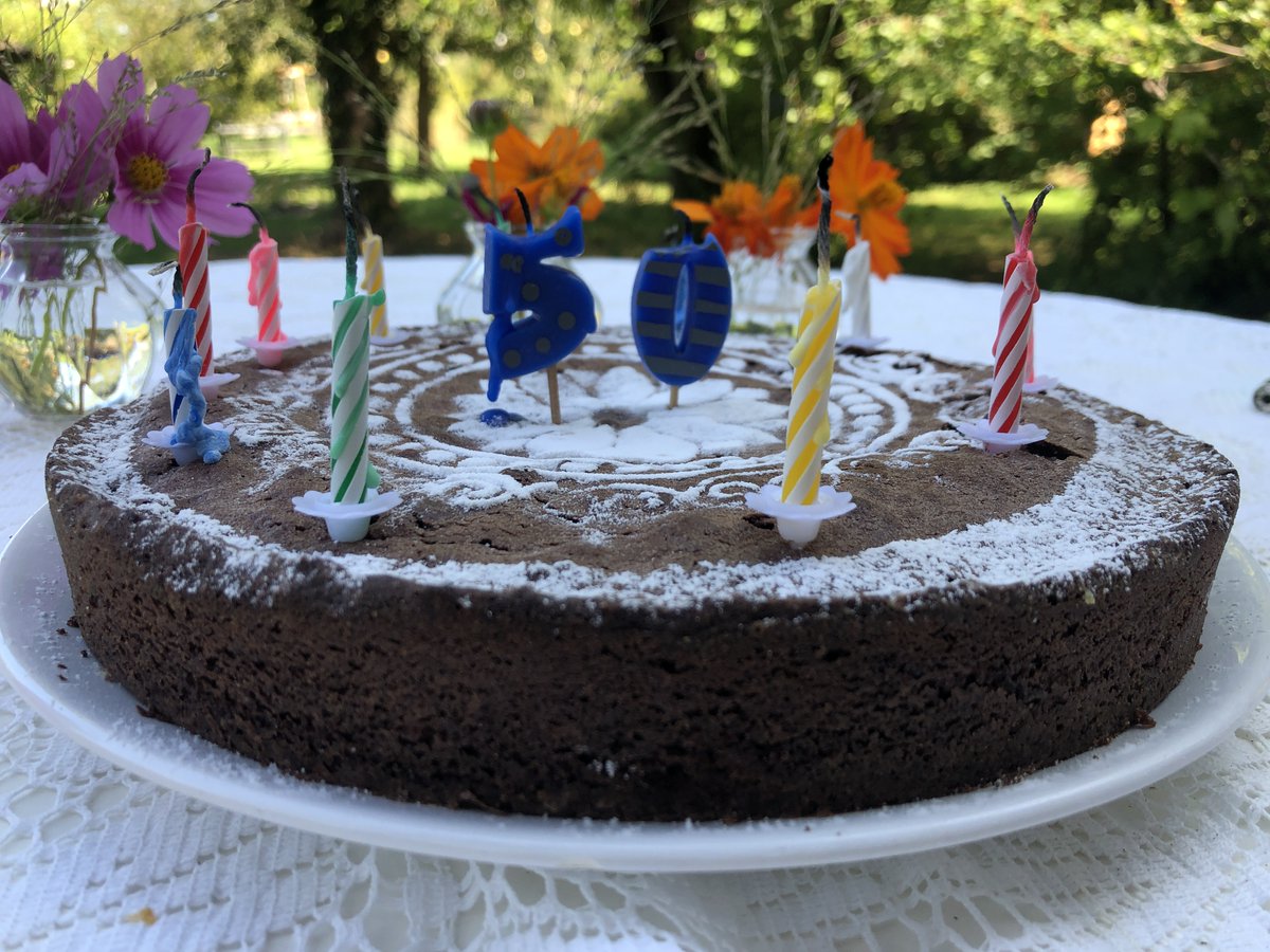 Heute ist mein 50. Geburtstag. Danke für die  wunderbaren Begegnungen und spannenden Gespräche in den letzten Jahren! Mein Wunsch für die Zukunft ist, dass wir uns als Menschheitsfamilie erkennen und ohne Abwertung eine friedliche Welt für uns und unsere Kinder erschaffen.