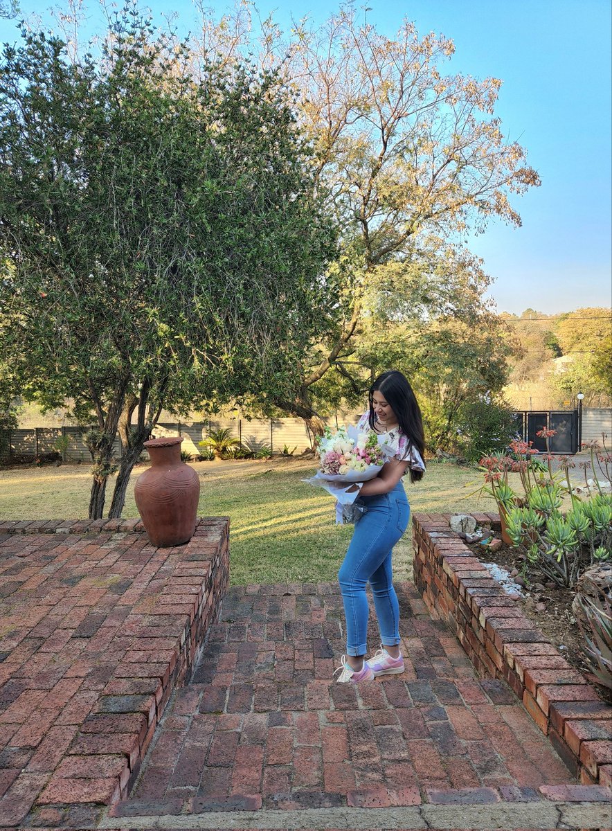 aqsaNess's tweet photo. ShoutOut to ✨️my Husband ✨️@fazil___ ... he surprised me with flowers today to celebrate the day we met 2 years ago... All I can say is, man STILL understands the assignment! 😍💐 https://t.co/tegJPFbB3W