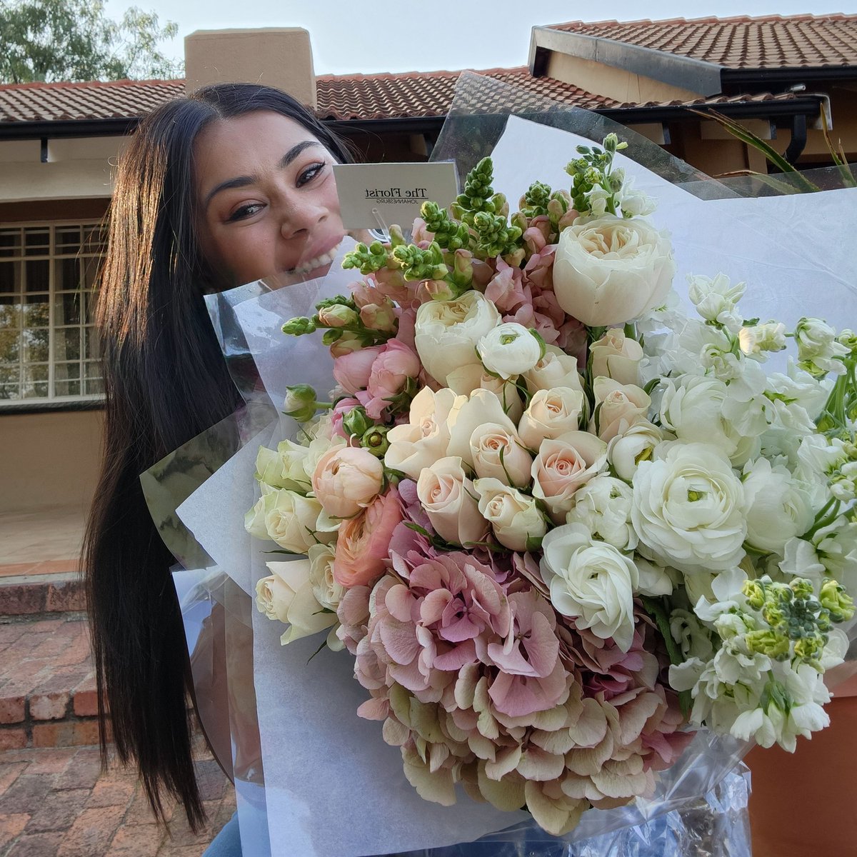 aqsaNess's tweet photo. ShoutOut to ✨️my Husband ✨️@fazil___ ... he surprised me with flowers today to celebrate the day we met 2 years ago... All I can say is, man STILL understands the assignment! 😍💐 https://t.co/tegJPFbB3W