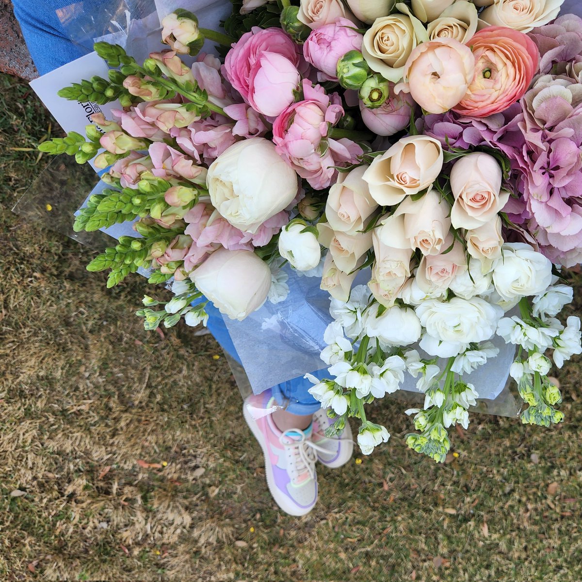 aqsaNess's tweet photo. ShoutOut to ✨️my Husband ✨️@fazil___ ... he surprised me with flowers today to celebrate the day we met 2 years ago... All I can say is, man STILL understands the assignment! 😍💐 https://t.co/tegJPFbB3W