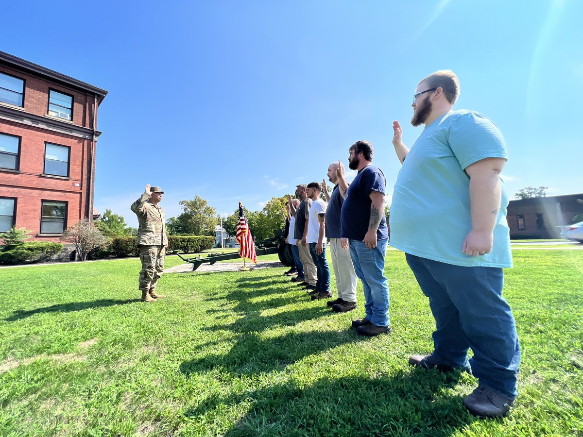 The newest class of apprentices, Watervliet Arsenal Apprentice Class 90, was officially sworn-in today by arsenal commander Col. Alain Fisher. Welcome to #TeamWatervliet class 90! 
<a href="/USArmyTACOM/">U.S. Army TACOM</a>  | @ArmyMateriel