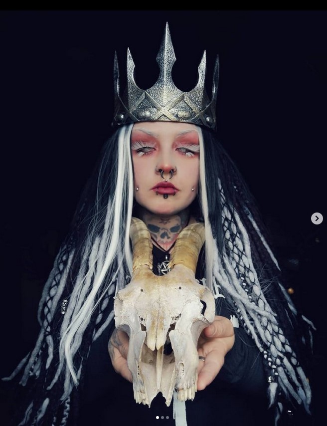 CRDecay's tweet photo. So… this is for @barkashfarkas666 🖤
I love her photos and she is always an inspiration to me. See her on IG!

#drawing #draw #digitalillustration #digitalart #digitalpainting #digitalcolor #gift #fantasyart #fantasy #queen #nazgul #nazgulqueen https://t.co/1DoV9z3bOP