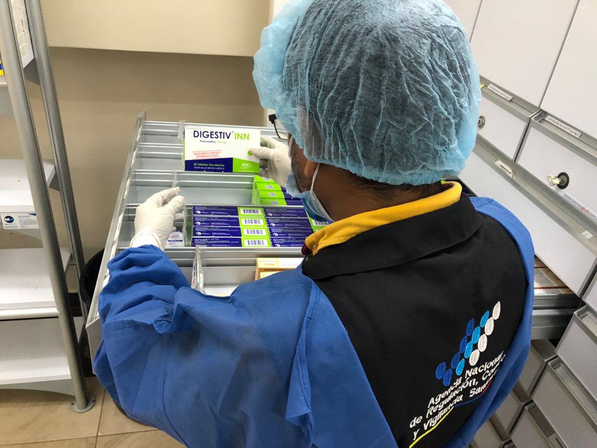 Arcsa_Ec's tweet photo. #ArcsaTeCuida | Verificación del correcto etiquetado, condiciones higiénico-sanitarias y correcta dispensación de medicamentos en cantones de Manabí. #Arcsa siempre vigilante por tu bienestar. https://t.co/c9y0Ni2Yat