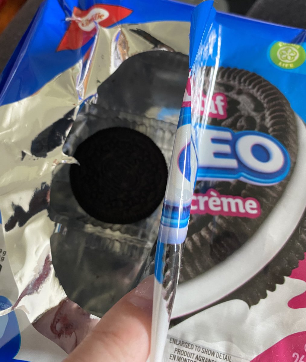 Rhon1788's tweet photo. ⁦@Oreo⁩ Who leaves just one? I need two.  Well at least I get one.  Lol #Oreo #thelastone #savethebestforlast https://t.co/bEmeQAi2j5