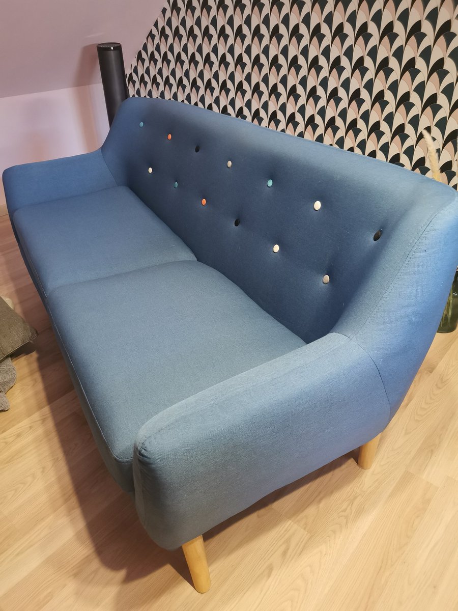 Fantasteak's tweet image. Hello Twitter, ma sœur vend un petit canapé type scandinave dans un excellent état. 200€ à débattre dans la limite du raisonnable. Si vous êtes intéressés, MP moi, je vous redirigerais vers ma sœur directement. Et RT appréciés ! (Secteur Sarthe)