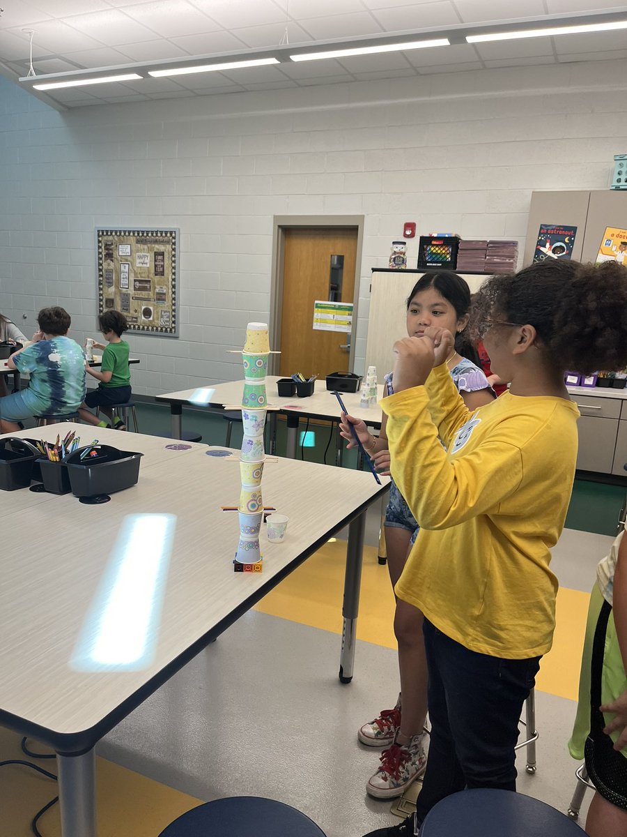 rose_holland2nd's tweet photo. 5th grade working on their collaboration skills this morning. #REAMSSTEAM https://t.co/e5v3CxQ1Xa