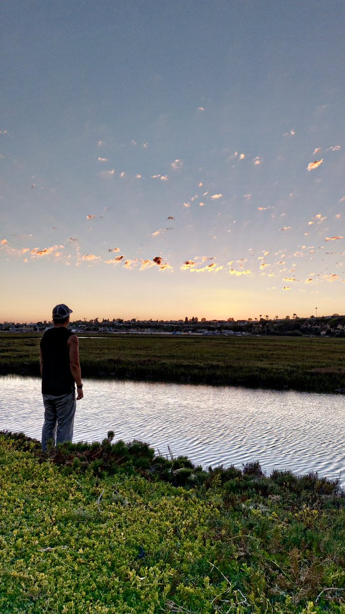 Chasing sunset in Newport Bay.

#newportbeach #newportbackbay #newportdunes 
#sunsetglow #california #chasingsunsets #streetphotography #travelphotography #beach #beachlife #orangecounty #orangecountyphotographer #photographer #travelphotography #goldenhour  #sunsetchaser