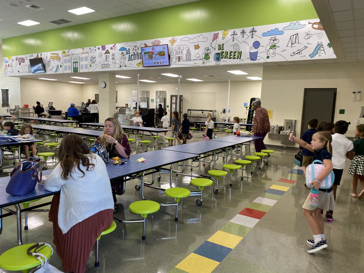 CharMeckSchools's tweet photo. Shamrock Gardens Elementary School is starting the first day of school off strong in their beautiful new building! @SGES_Dragons #DiscoverCMS #BackToSchool https://t.co/oOqNDSrCyN