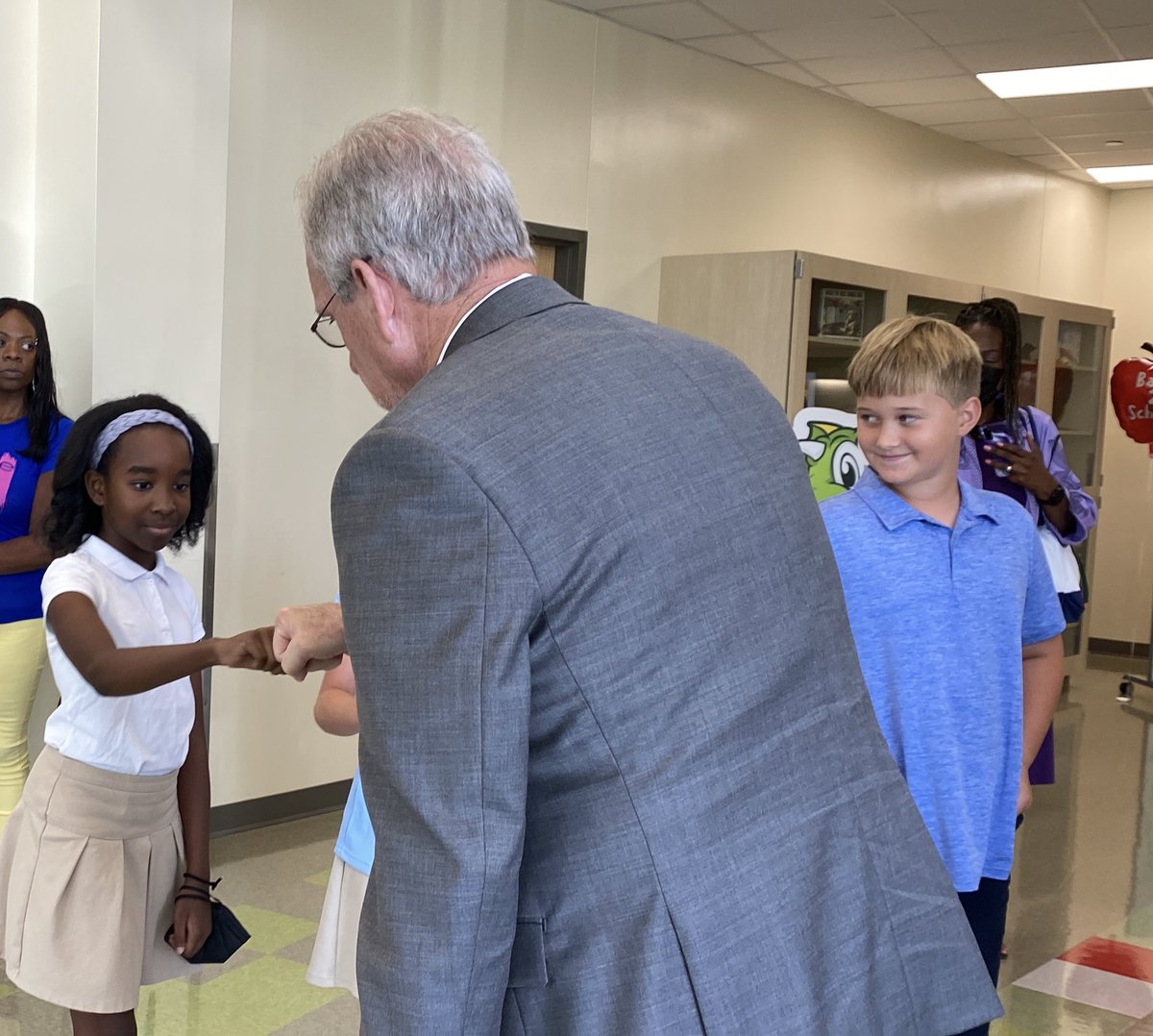 CharMeckSchools's tweet photo. Shamrock Gardens Elementary School is starting the first day of school off strong in their beautiful new building! @SGES_Dragons #DiscoverCMS #BackToSchool https://t.co/oOqNDSrCyN