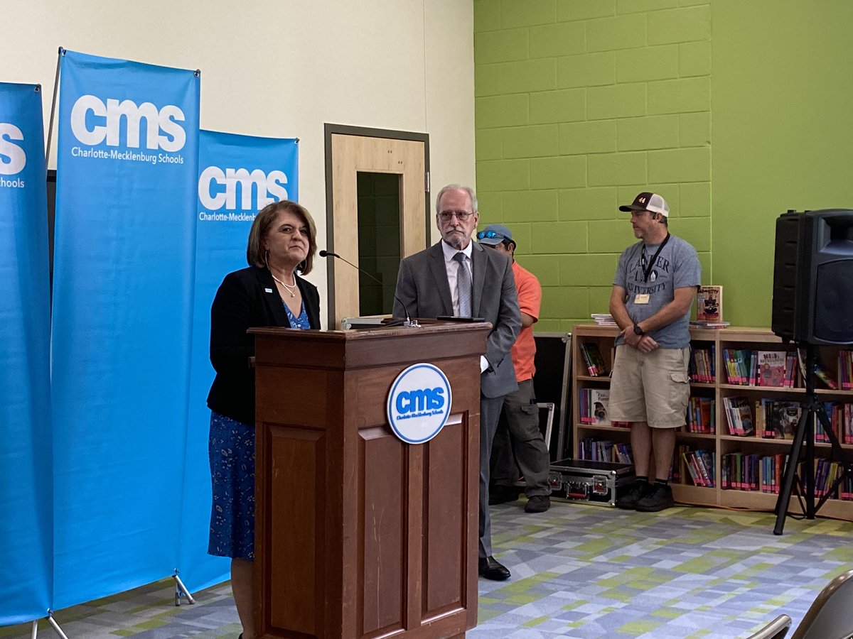 CharMeckSchools's tweet photo. Shamrock Gardens Elementary School is starting the first day of school off strong in their beautiful new building! @SGES_Dragons #DiscoverCMS #BackToSchool https://t.co/oOqNDSrCyN