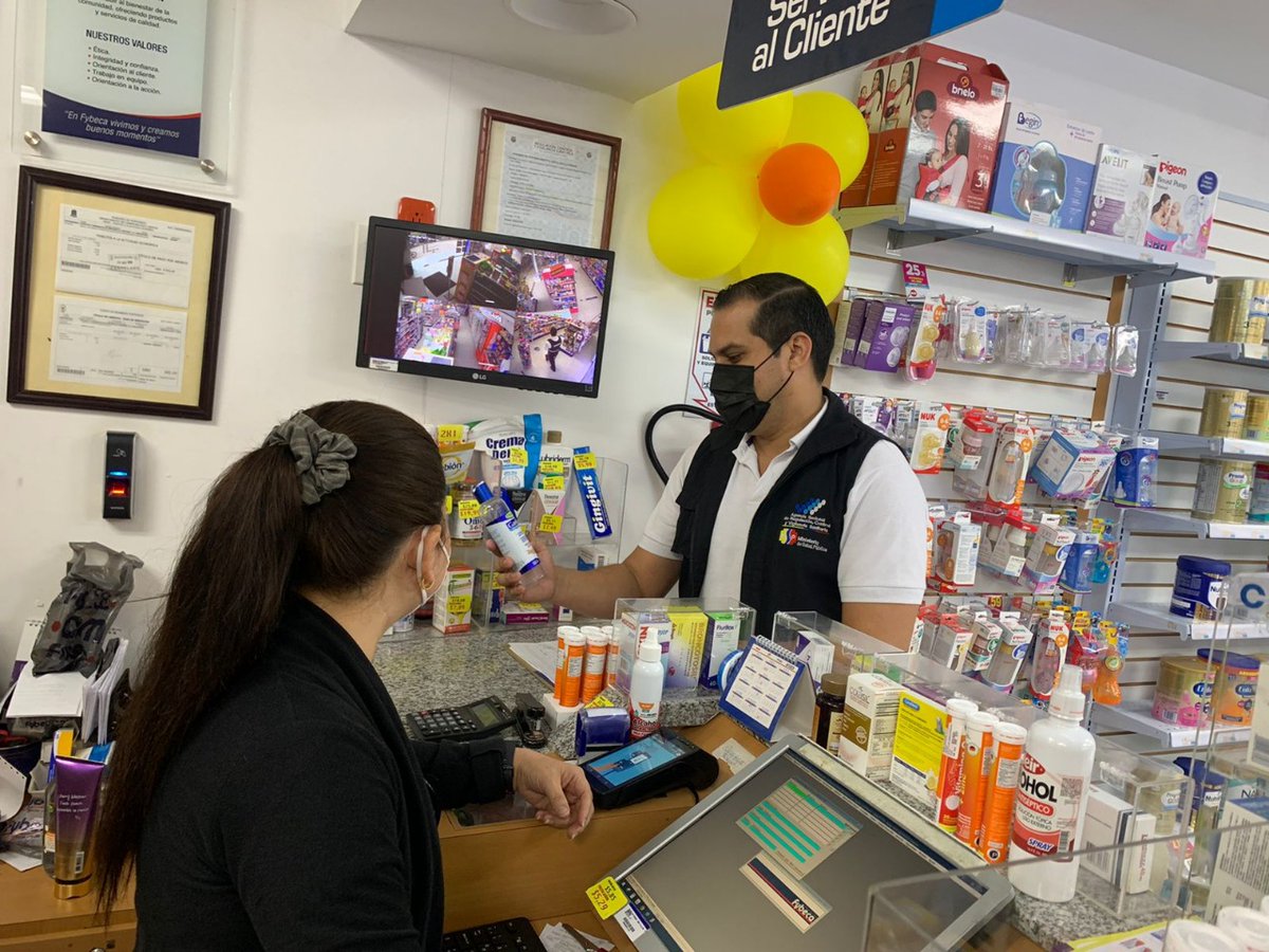 Arcsa_Ec's tweet photo. #ArcsaTeCuida | Verificación del correcto etiquetado, condiciones higiénico-sanitarias y correcta dispensación de medicamentos en cantones de Manabí. #Arcsa siempre vigilante por tu bienestar. https://t.co/c9y0Ni2Yat